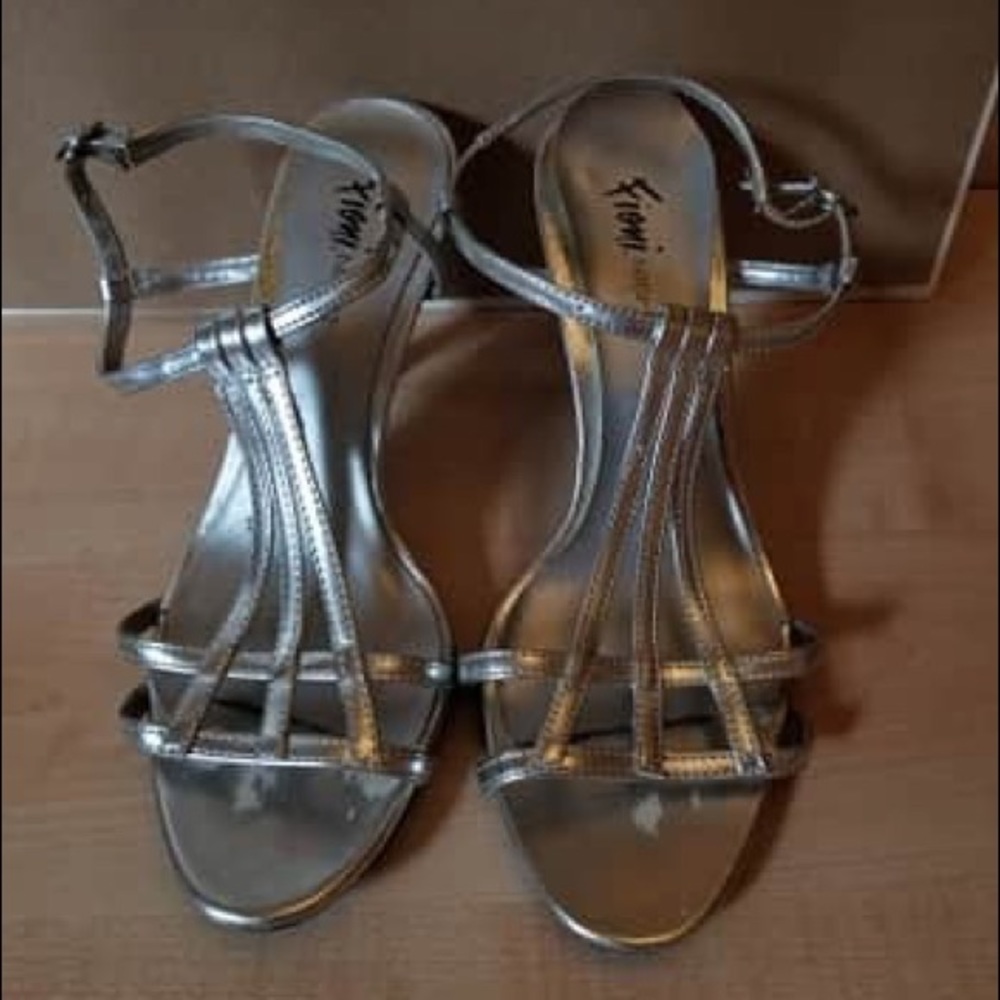 Formi Silver heels